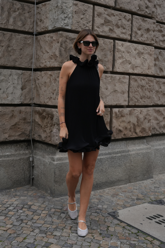 CMKIRA – PLISSÉ-KLEID IN SCHWARZ