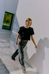 CMMUSE - T-SHIRT MIT SCHULTERPOLSTER IN SCHWARZ