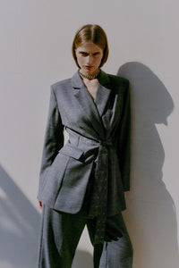 CMTONNIE - BLAZER MIT BINDEGÜRTEL IN GRAU UND WEISS