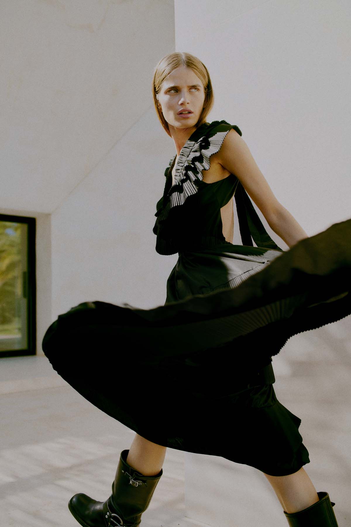 CMPLEAT - KLEID MIT RÜSCHEN IN SCHWARZ