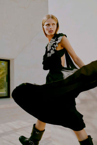 CMPLEAT - KLEID MIT RÜSCHEN IN SCHWARZ