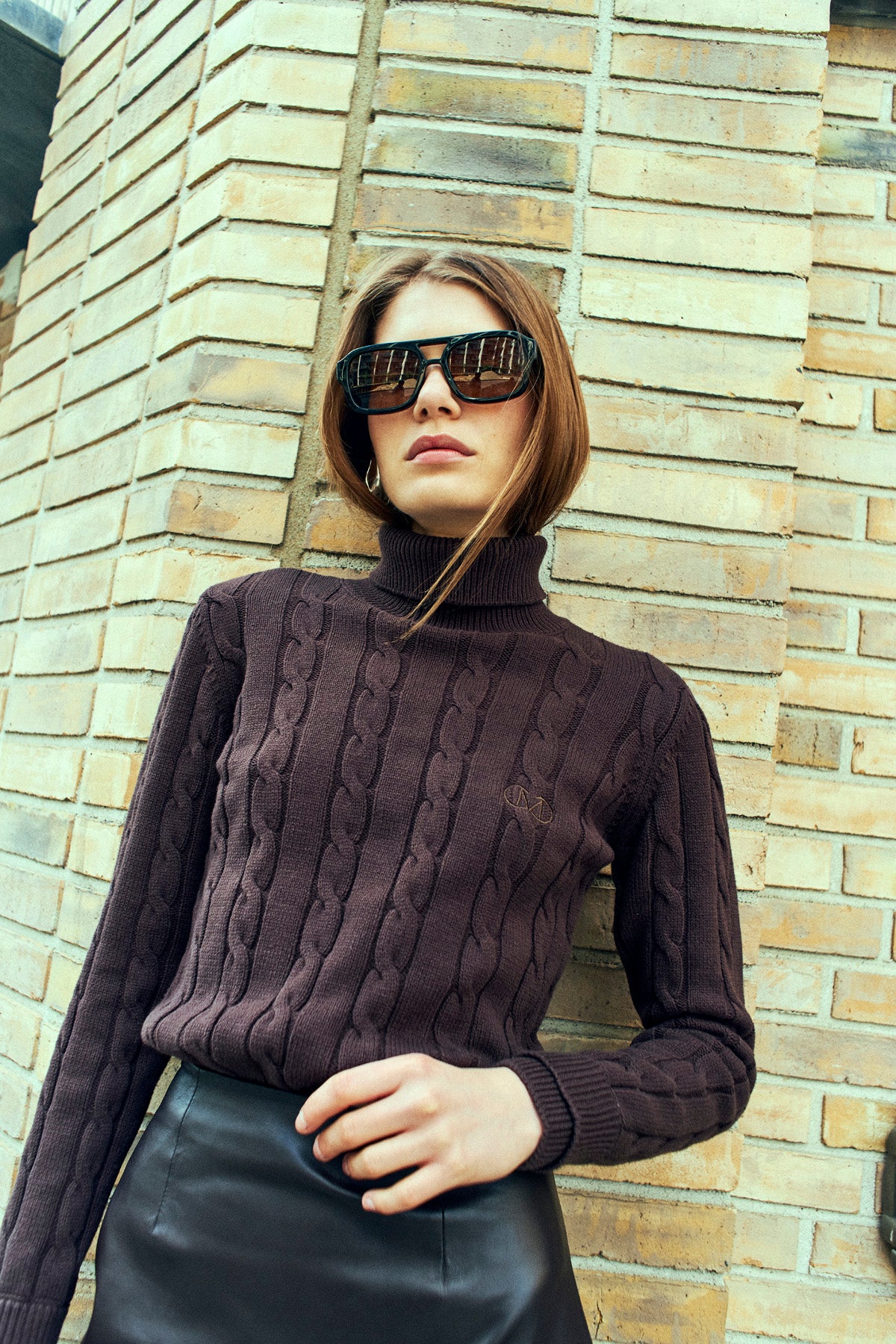 CMKOTOM – KABELSTRICK-PULLOVER MIT GESTICKLTEM LOGO-DETAIL IN BRAUN