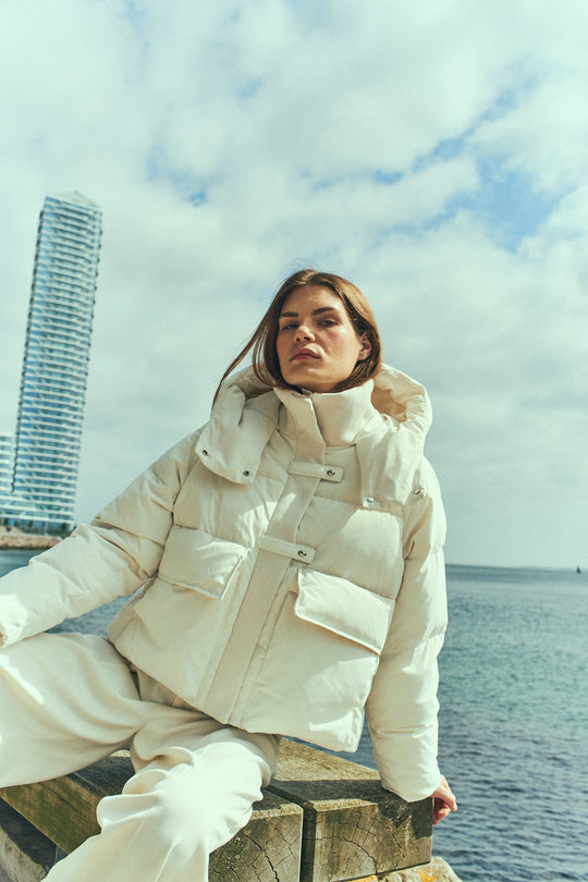 CMCICCO – DAUNENJACKE MIT KAPUZE IN WOLLWEISS