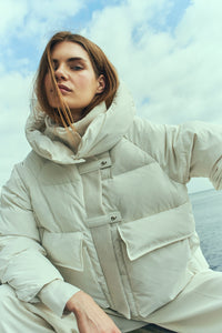CMCICCO – DAUNENJACKE MIT KAPUZE IN WOLLWEISS