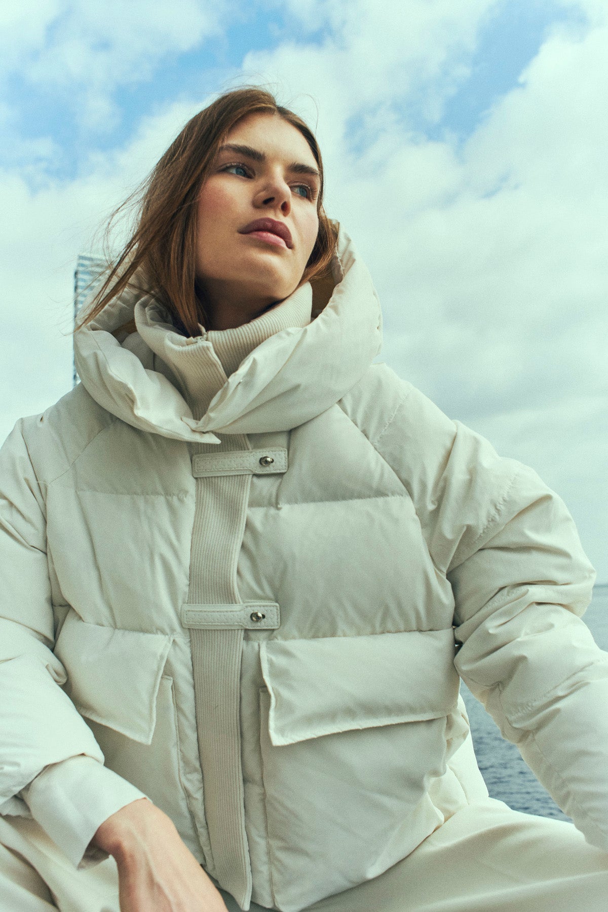 CMCICCO – DAUNENJACKE MIT KAPUZE IN WOLLWEISS