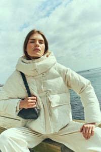 CMCICCO – DAUNENJACKE MIT KAPUZE IN WOLLWEISS