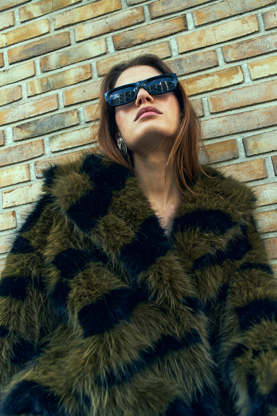 CMPLUSHY – KUNSTFELLJACKE IN DUNKELGRÜN UND SCHWARZ