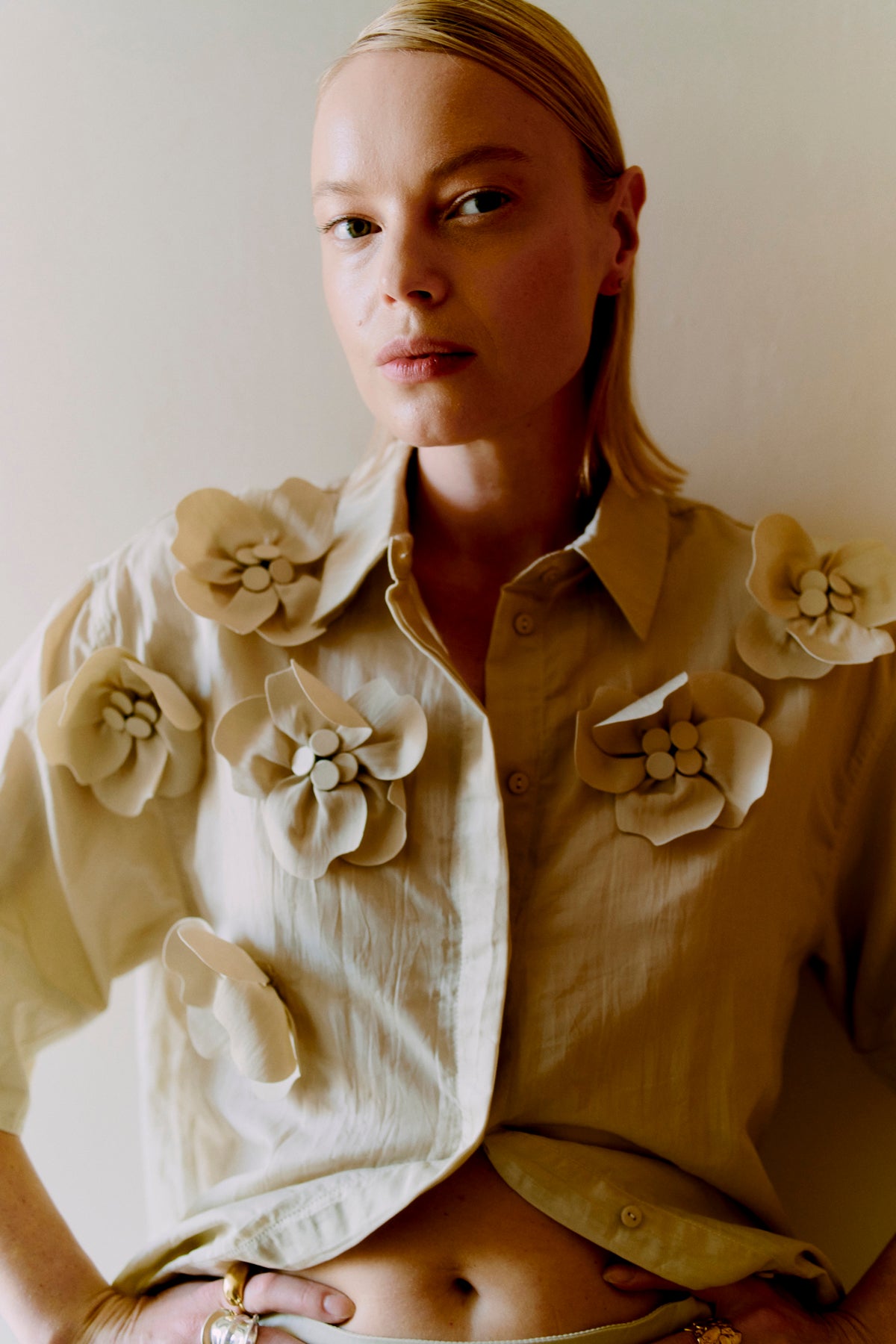 CMSIMI HEMD MIT HANDGEFERTIGTE BLUMEN IN BEIGE