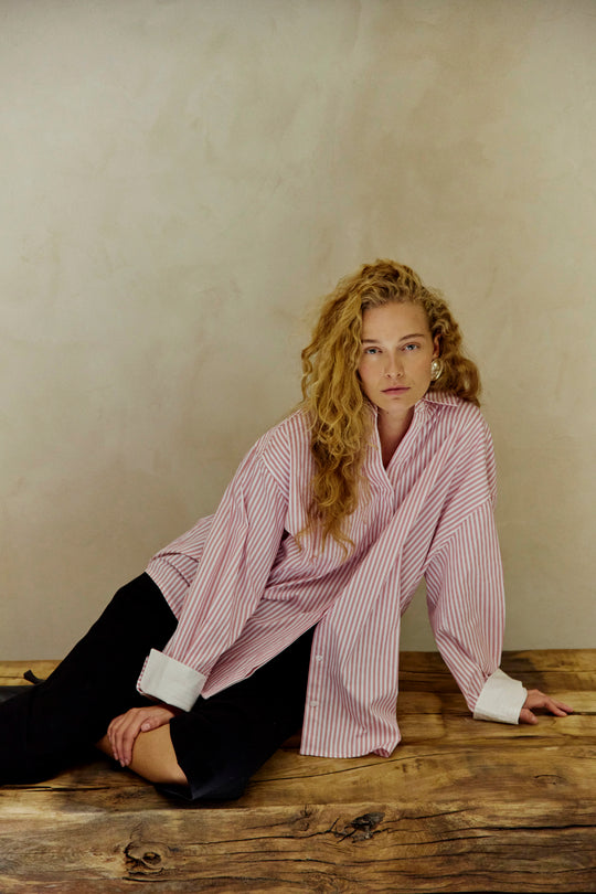 CMMARYANN – OVERSIZE-HEMD IN GESTREIFT WEISS UND ROT