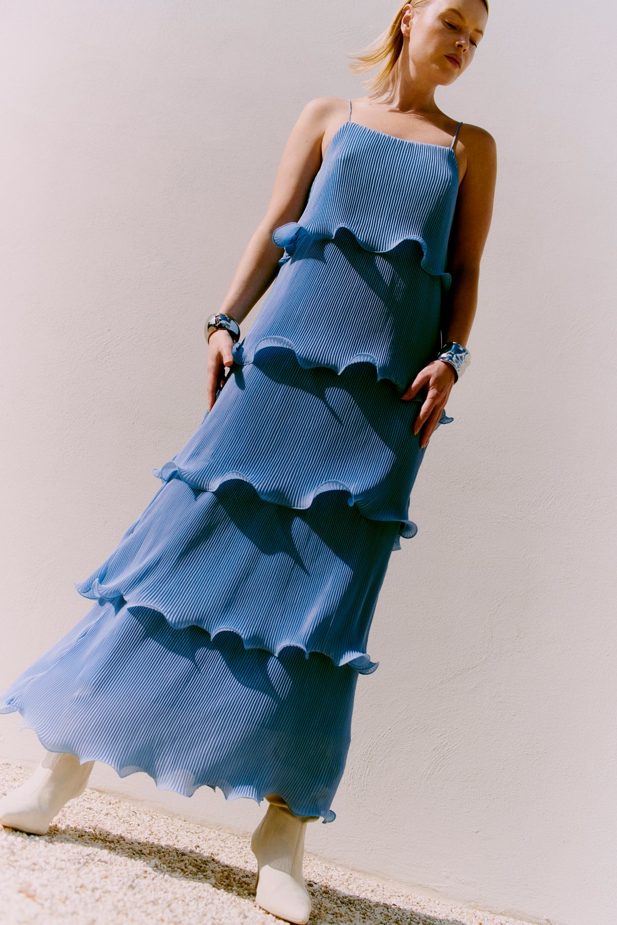 CMKIRA - PLISSIERTES KLEID IN BLAU