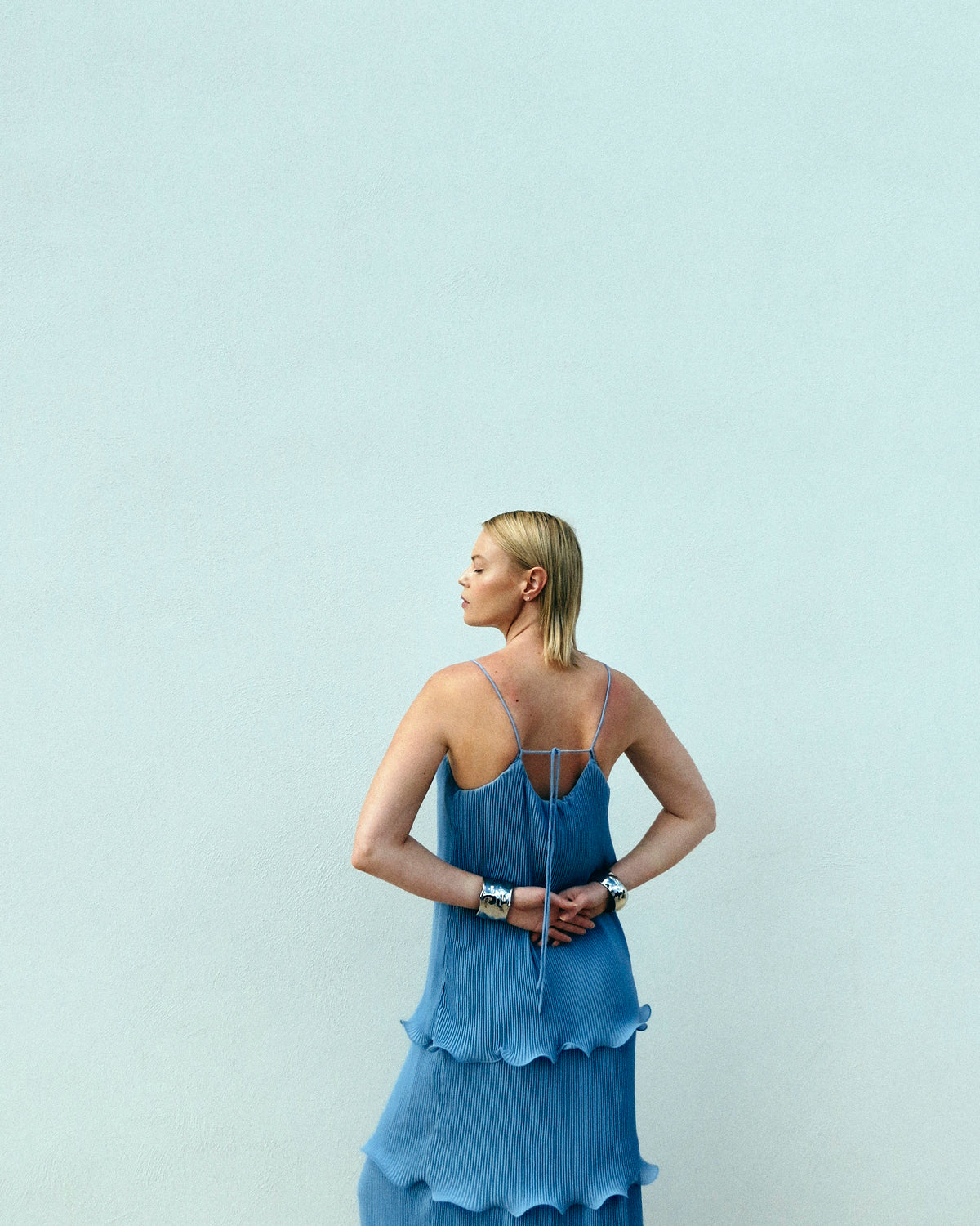 CMKIRA - PLISSIERTES KLEID IN BLAU