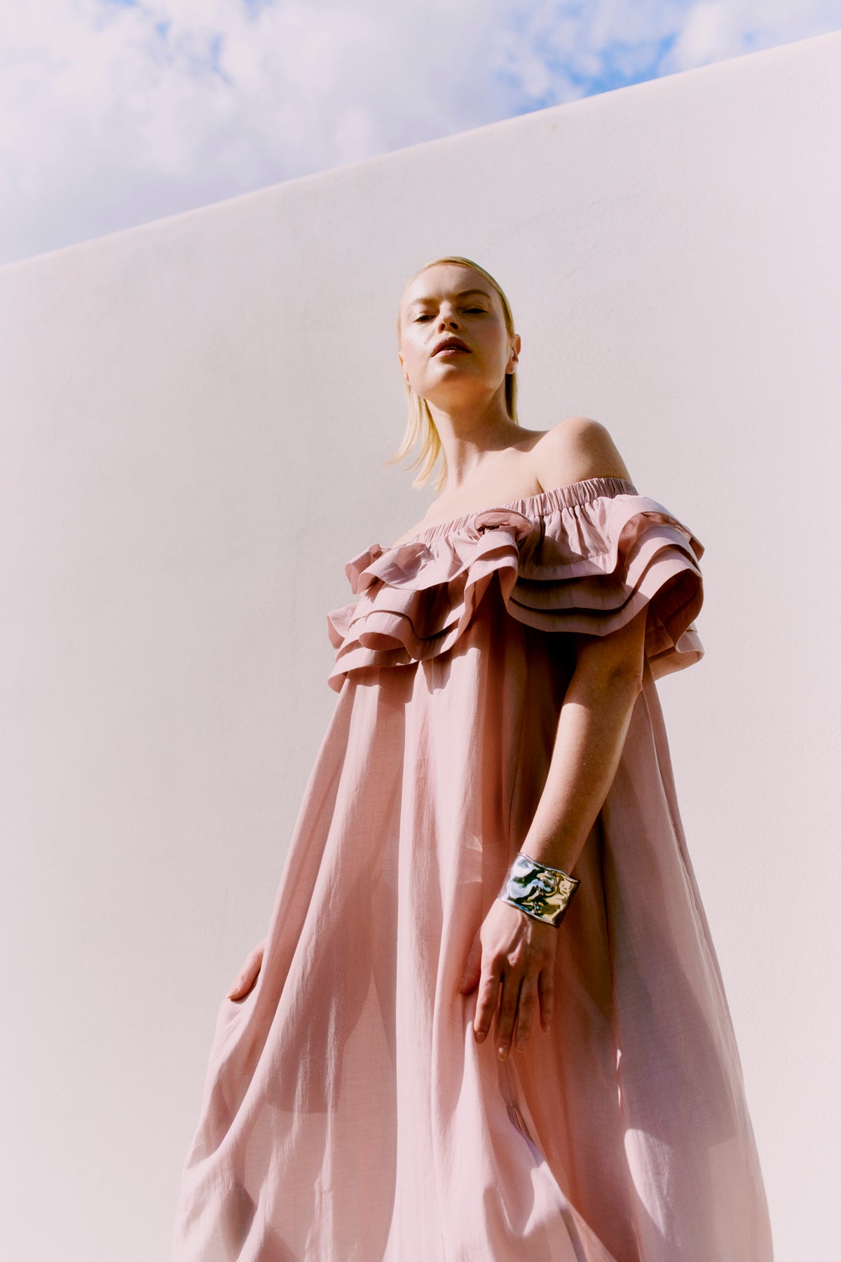 CMMOLLY - OFF-SHOULDER KLEID MIT RÜSCHENBESATZ IN ROSA