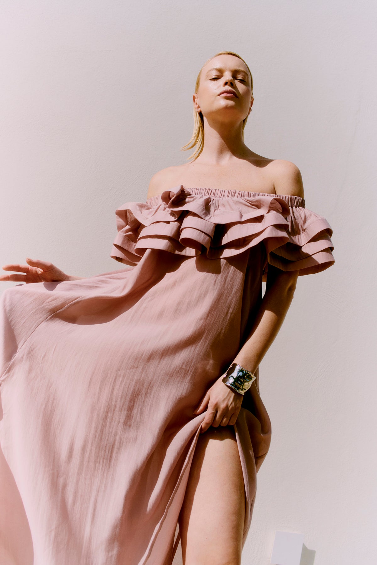 CMMOLLY - OFF-SHOULDER KLEID MIT RÜSCHENBESATZ IN ROSA
