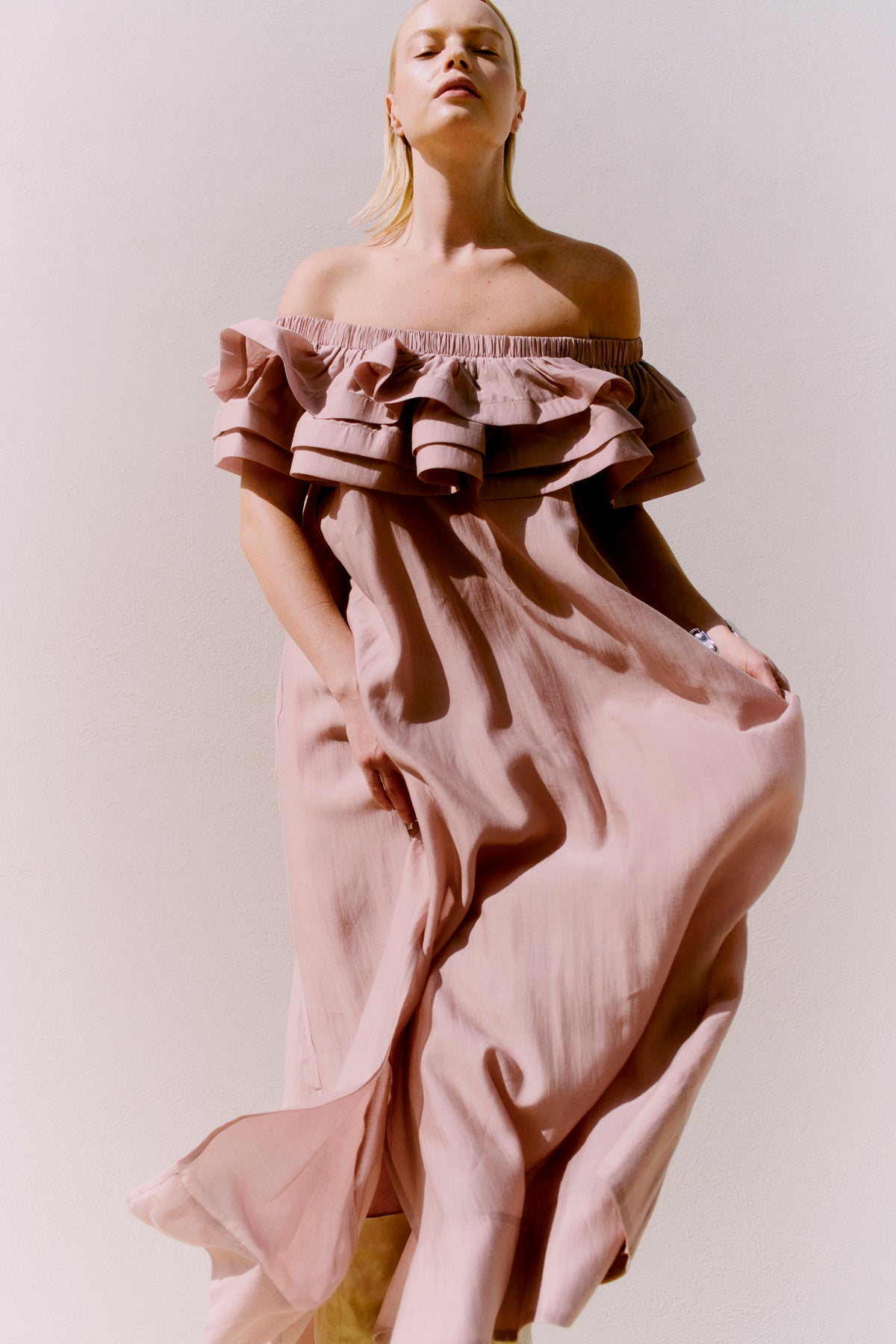 CMMOLLY - OFF-SHOULDER KLEID MIT RÜSCHENBESATZ IN ROSA