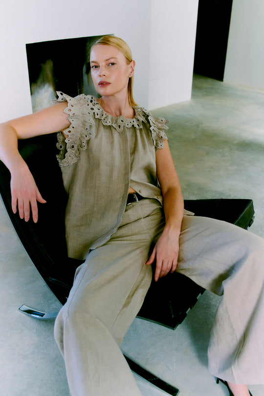 CMNATULI - HEMD MIT RÜSCHENKANTEN IN BEIGE