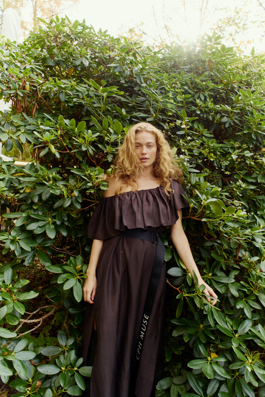 CMMOLLY – KLEID MIT RÜSCHEN UND GÜRTEL IN BRAUN