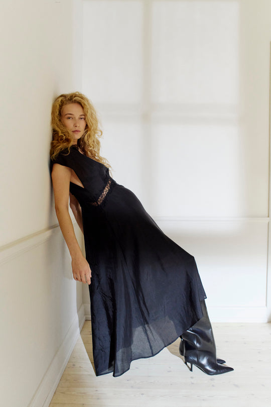 CMMOLLY – KLEID MIT SPITZENDETAILS IN SCHWARZ