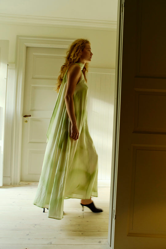 CMFIE - KLEID MIT HALTERAUSSCHNITT IN OFF-WHITE UND HELLGRÜN