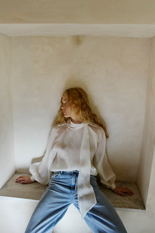 CMTILLY – BLUSE MIT ABNEHMBAREM SCHAL IN WOLLWEISS