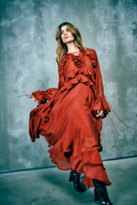 CMNORMA – LANGES KLEID MIT RÜSCHEN IN ROT