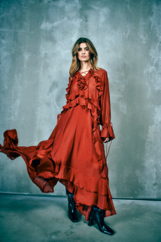 CMNORMA – LANGES KLEID MIT RÜSCHEN IN ROT