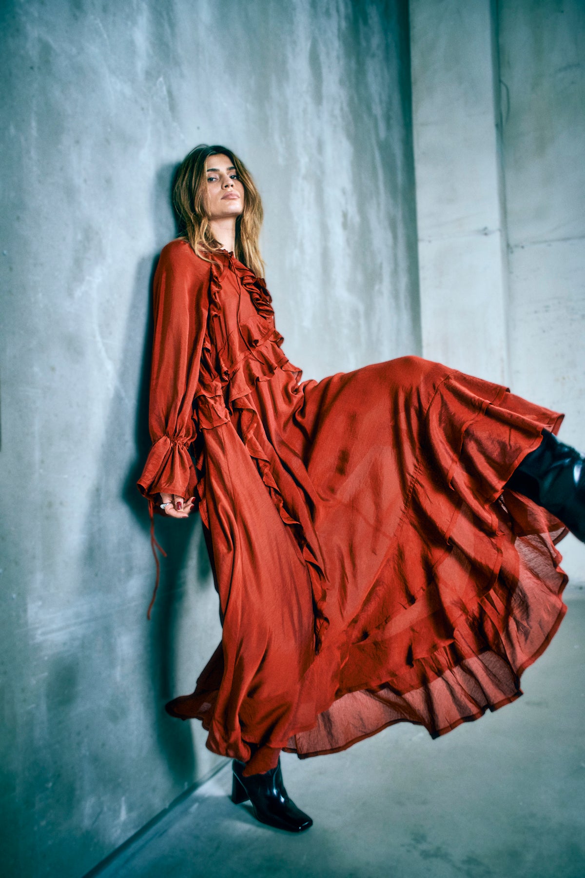 CMNORMA – LANGES KLEID MIT RÜSCHEN IN ROT
