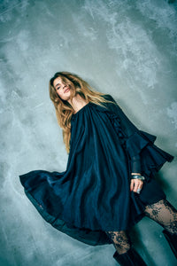 CMNORMA – KURZES KLEID MIT RÜSCHEN IN SCHWARZ