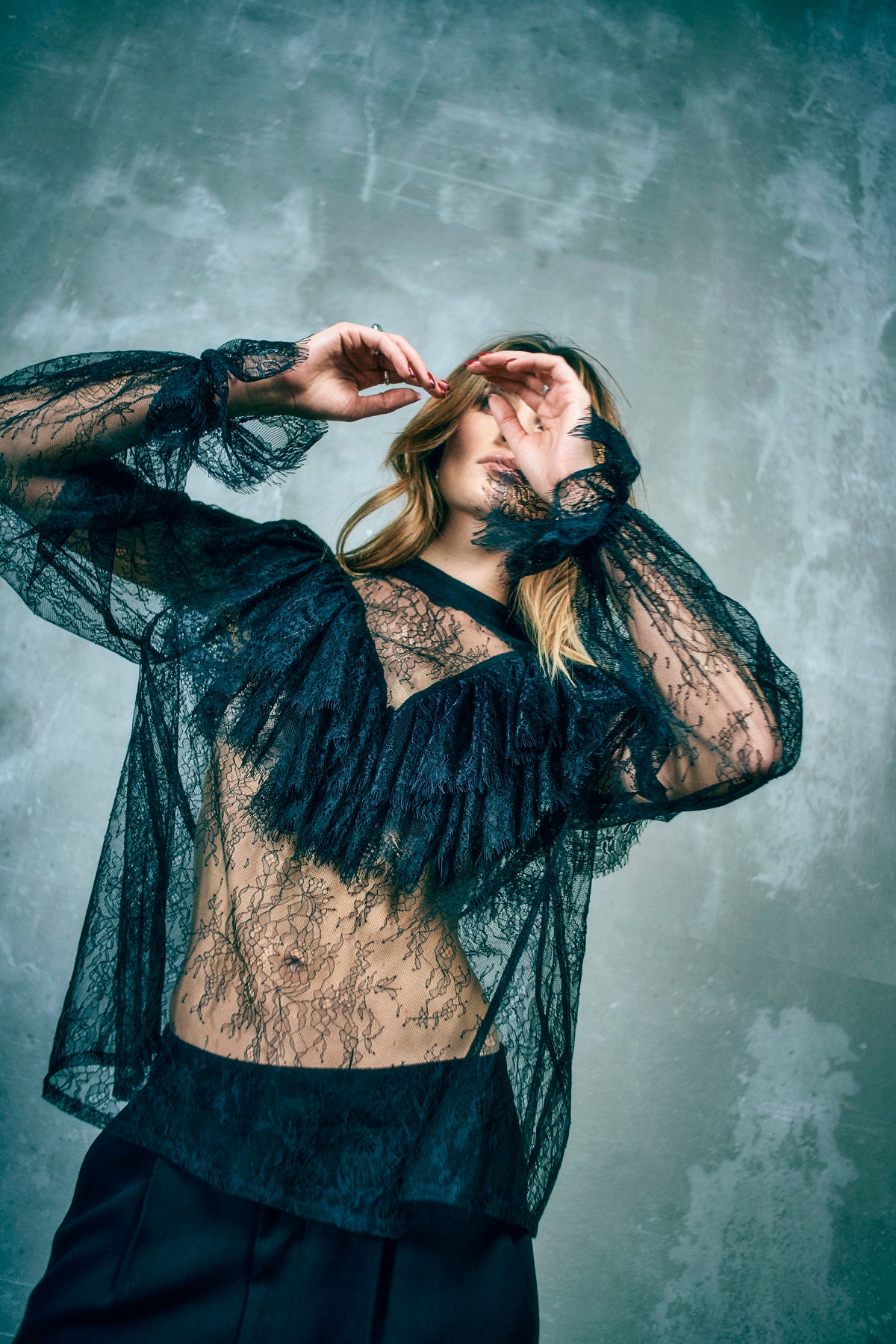 CMMARTA – BLUSE MIT SPITZE UND RÜSCHEN IN SCHWARZ