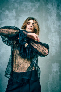 CMMARTA – BLUSE MIT SPITZE UND RÜSCHEN IN SCHWARZ