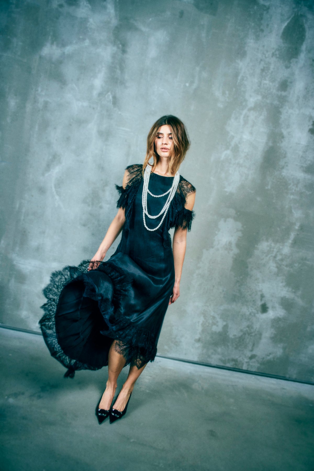 CMMARTA – KLEID MIT RÜSCHEN IN SCHWARZ