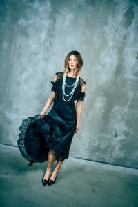 CMMARTA – KLEID MIT RÜSCHEN IN SCHWARZ