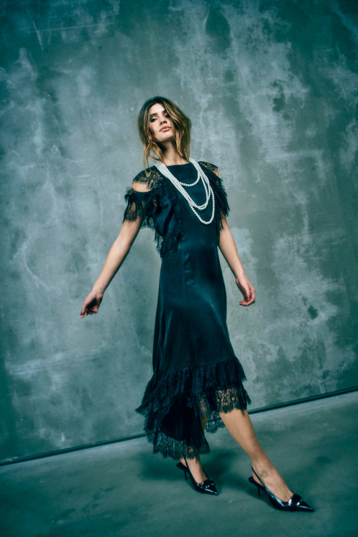 CMMARTA – KLEID MIT RÜSCHEN IN SCHWARZ