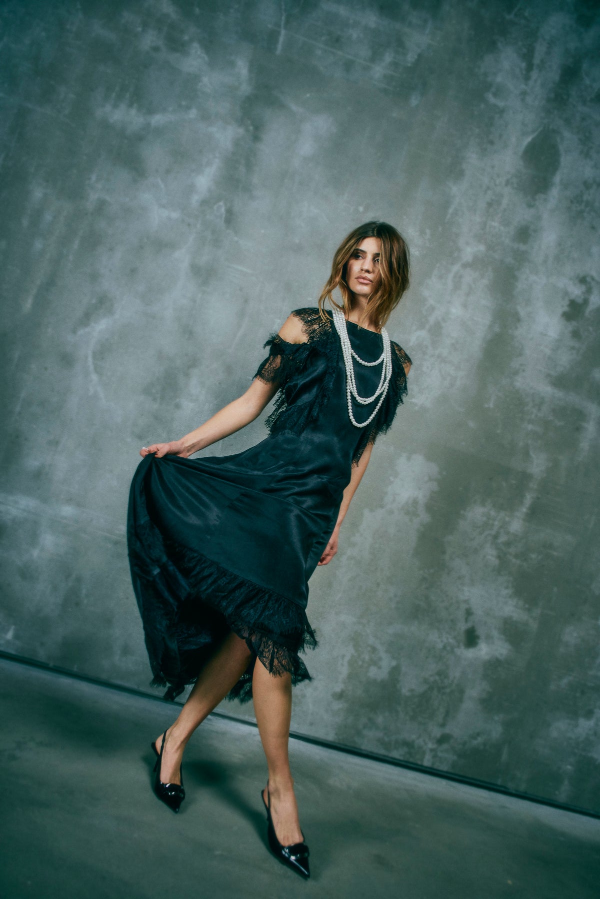 CMMARTA – KLEID MIT RÜSCHEN IN SCHWARZ
