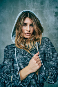 CMHOODIE – JACKE MIT ABNEHMBARER KAPUZE IN SCHWARZ UND WOLLWEISS