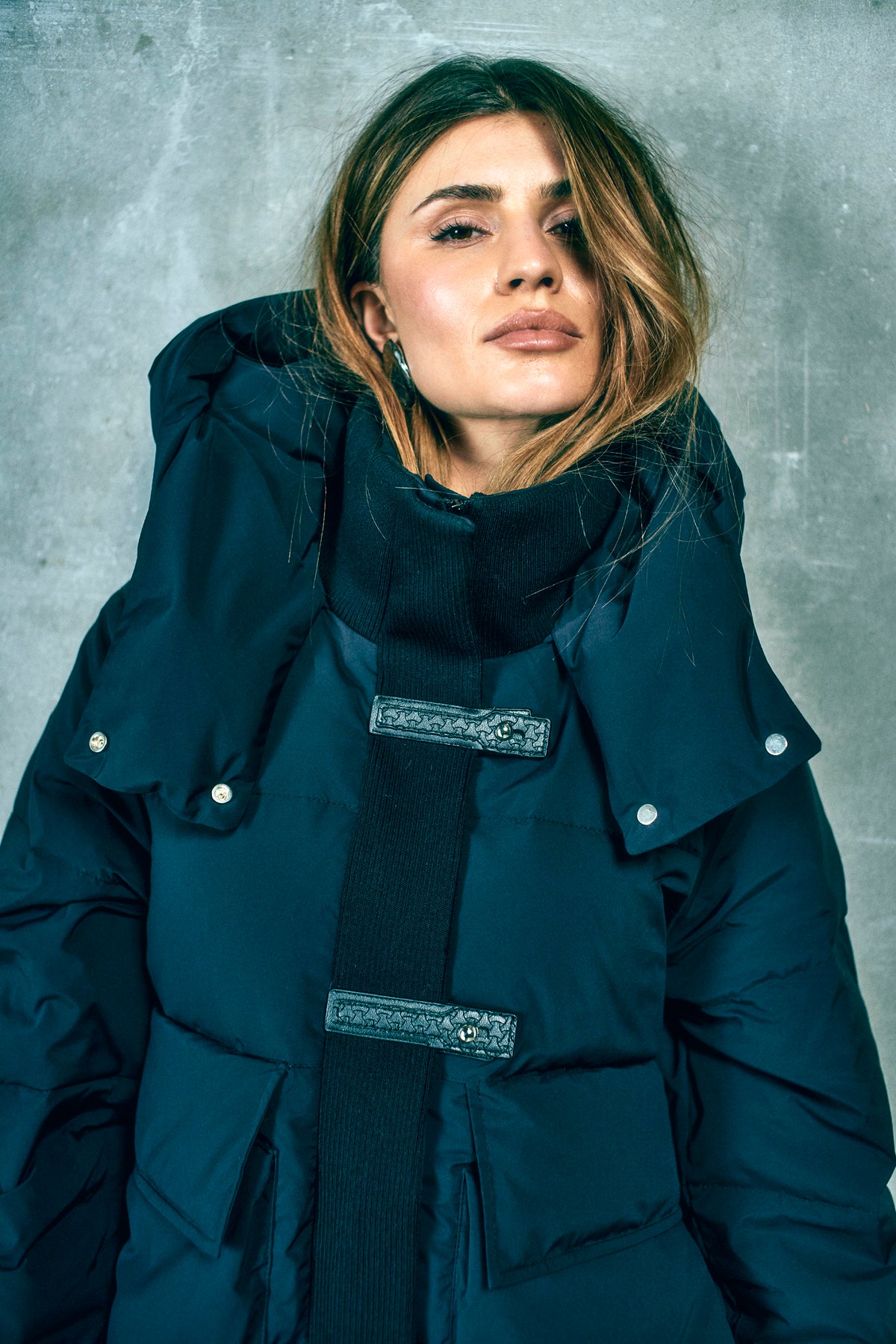 CMCICCO – DAUNENJACKE MIT KAPUZE IN SCHWARZ