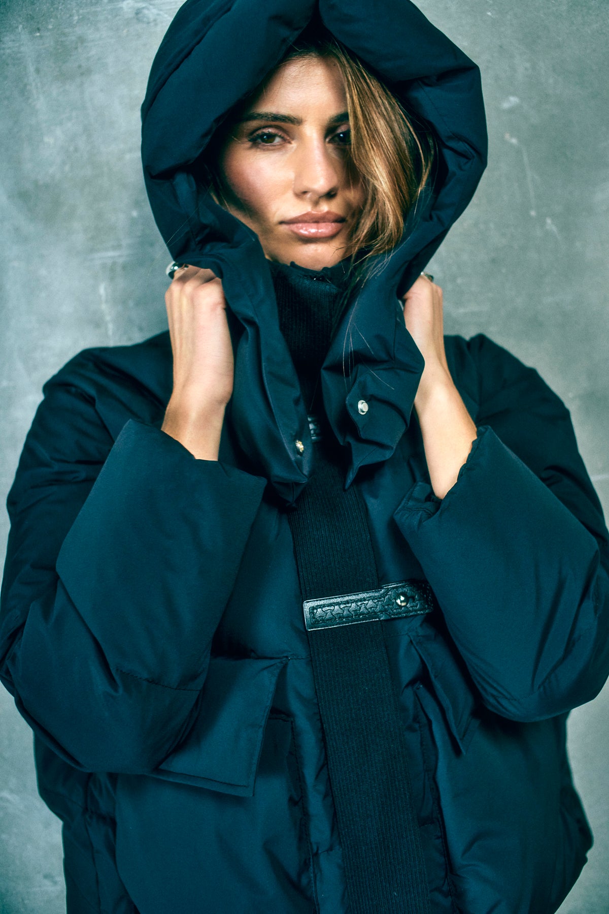 CMCICCO – DAUNENJACKE MIT KAPUZE IN SCHWARZ