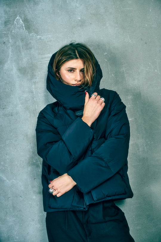 CMCICCO – DAUNENJACKE MIT KAPUZE IN SCHWARZ