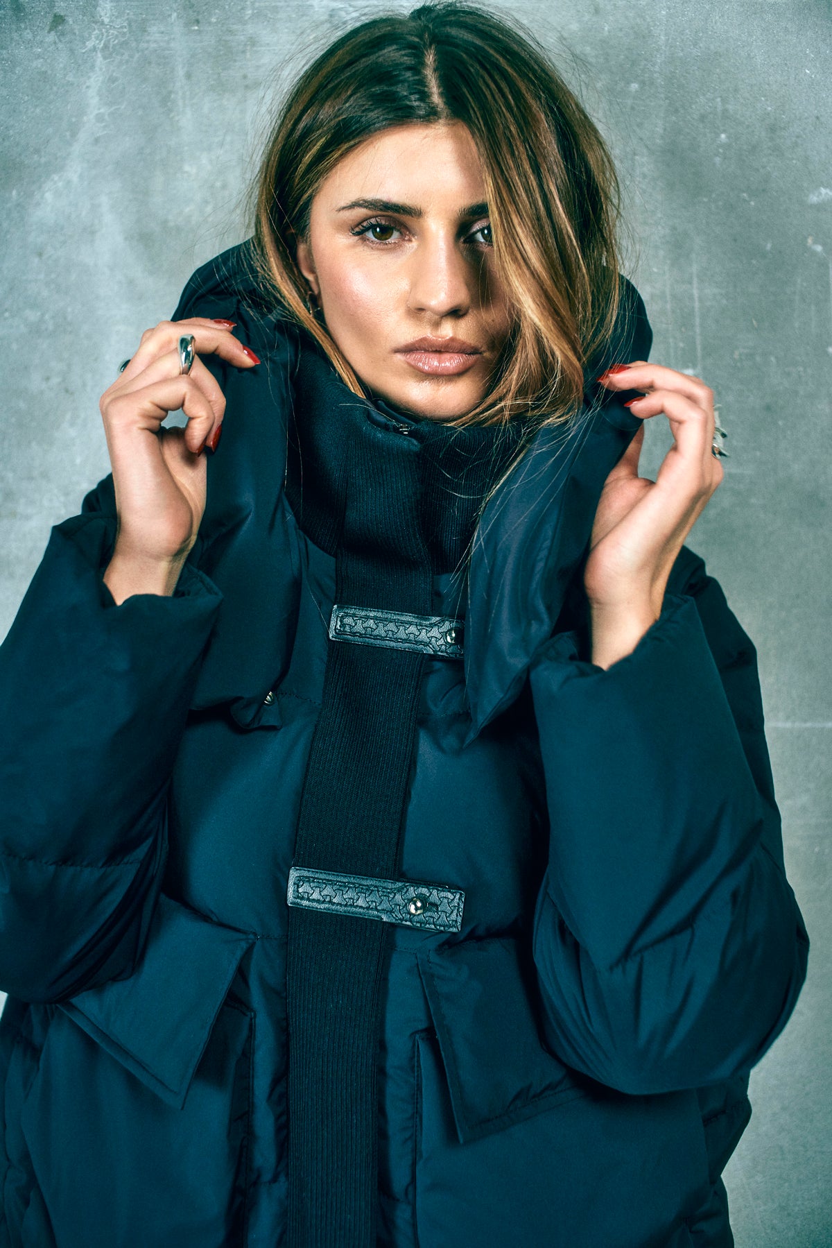 CMCICCO – DAUNENJACKE MIT KAPUZE IN SCHWARZ