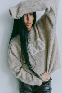CMKATE – GESTRICKT PULLOVER MIT LOGO-DETAIL IN BEIGE