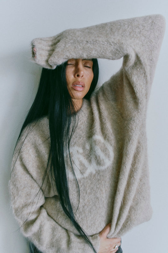 CMKATE – GESTRICKT PULLOVER MIT LOGO-DETAIL IN BEIGE