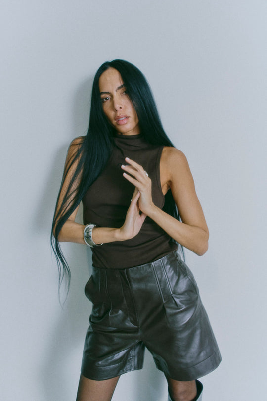 CMSIV – TOP MIT GESTICKTEM LOGO-DETAIL IN BRAUN