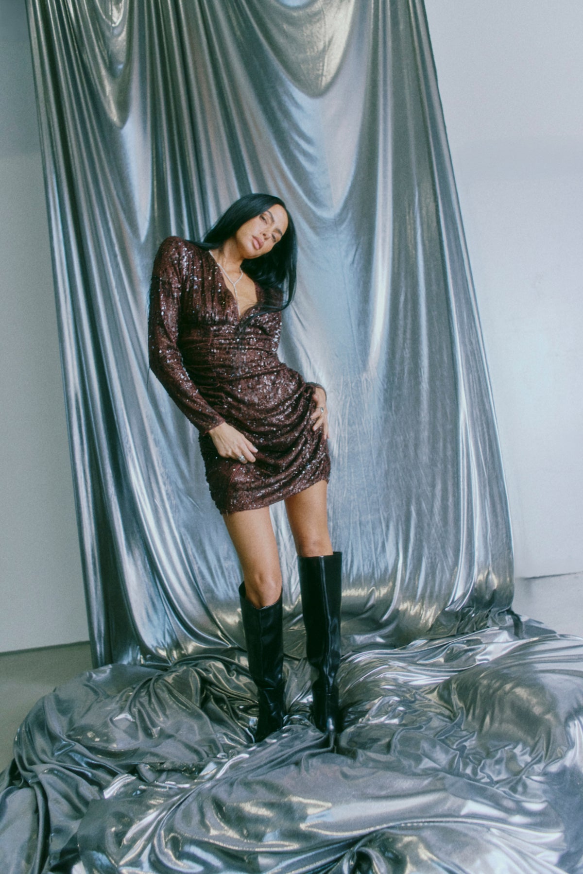 CMSEQUINCE – KLEID MIT PAILLETTEN IN BRAUN