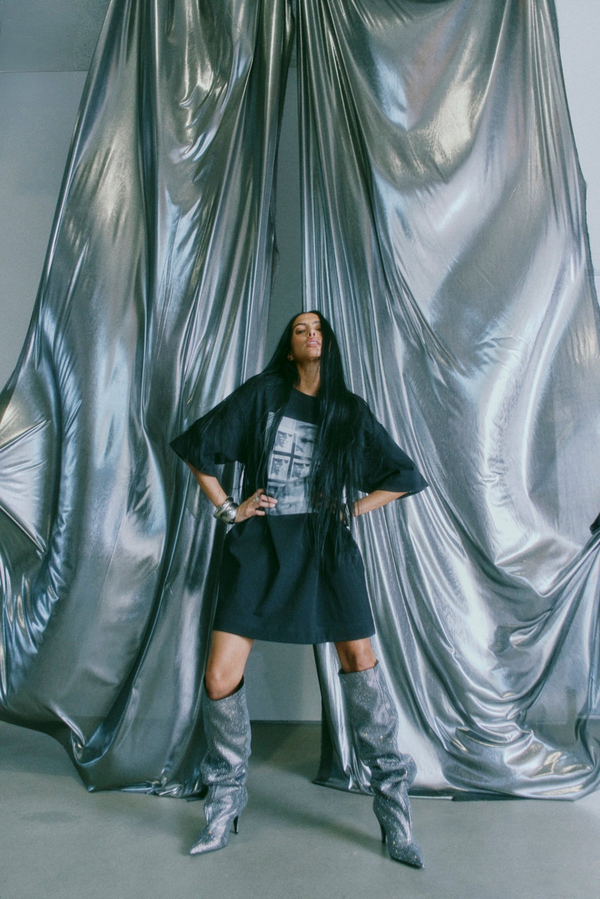 CMMUSE – KLEID MIT PRINT IN SCHWARZ