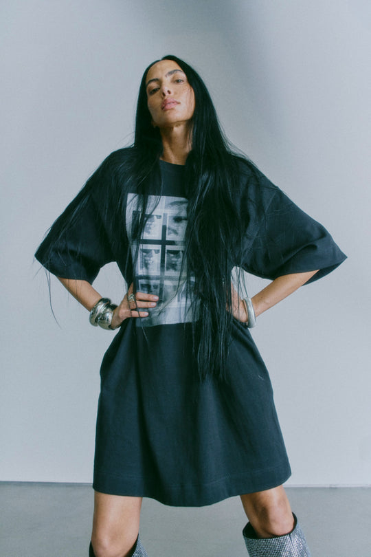 CMMUSE – KLEID MIT PRINT IN SCHWARZ