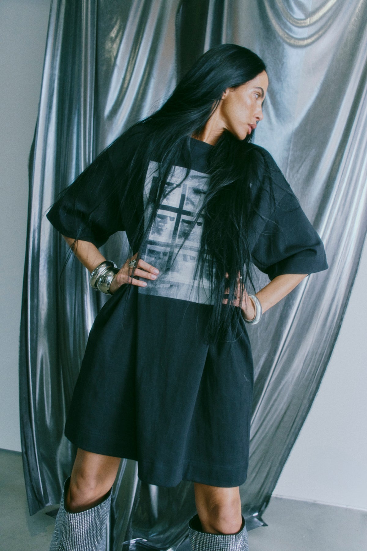 CMMUSE – KLEID MIT PRINT IN SCHWARZ