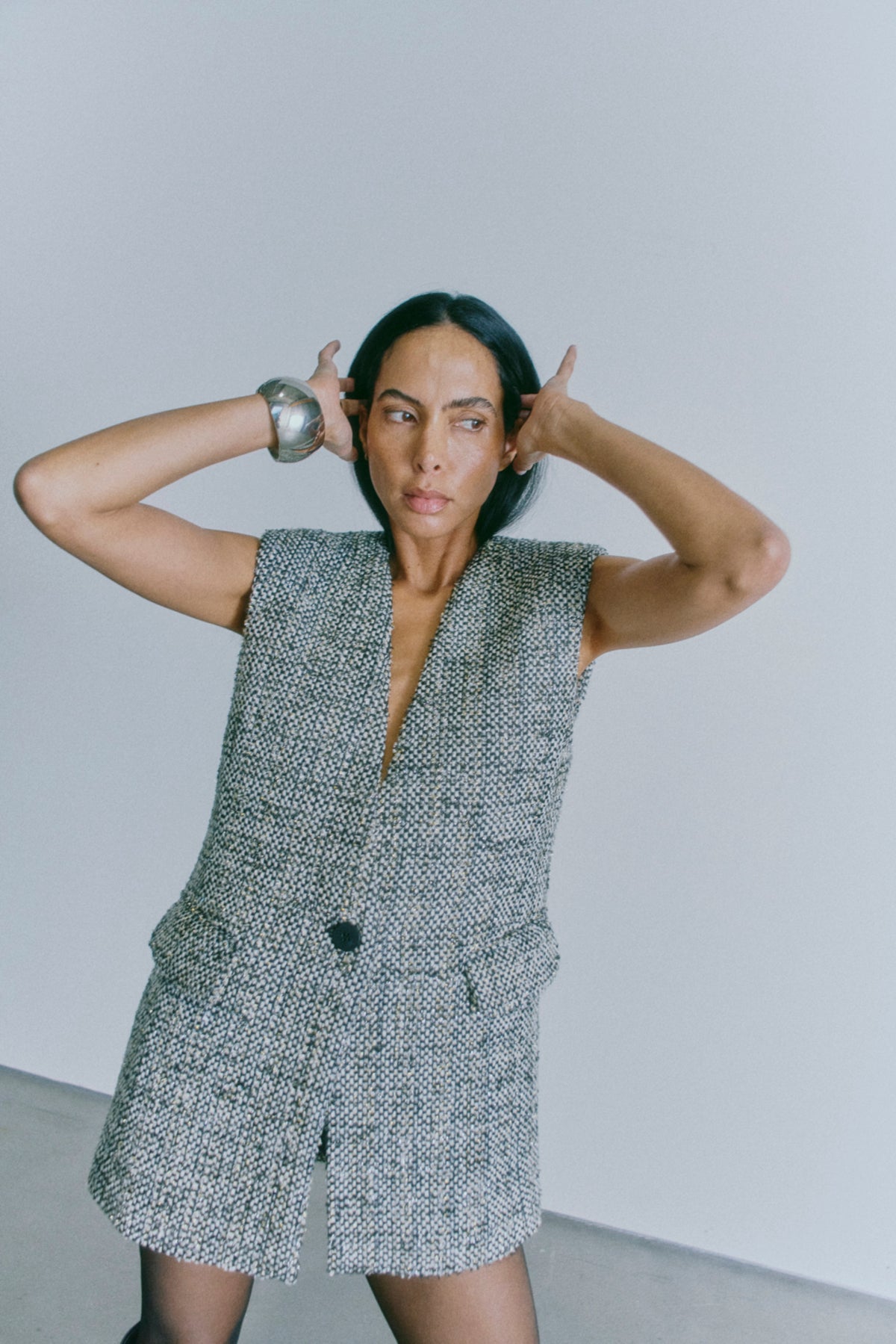 CMRUBI – GESTRICKTE WESTE IN GRAU UND WOLLWEISS