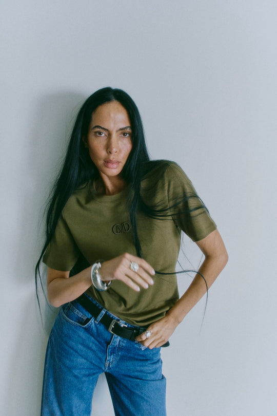 CMMUSE – SCHMAL GESCHNITTENES T-SHIRT IN GRÜN