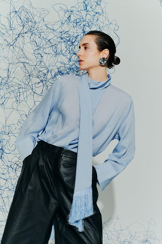 CMNELLY – BLUSE MIT SCHAL-DETAIL IN BLAU