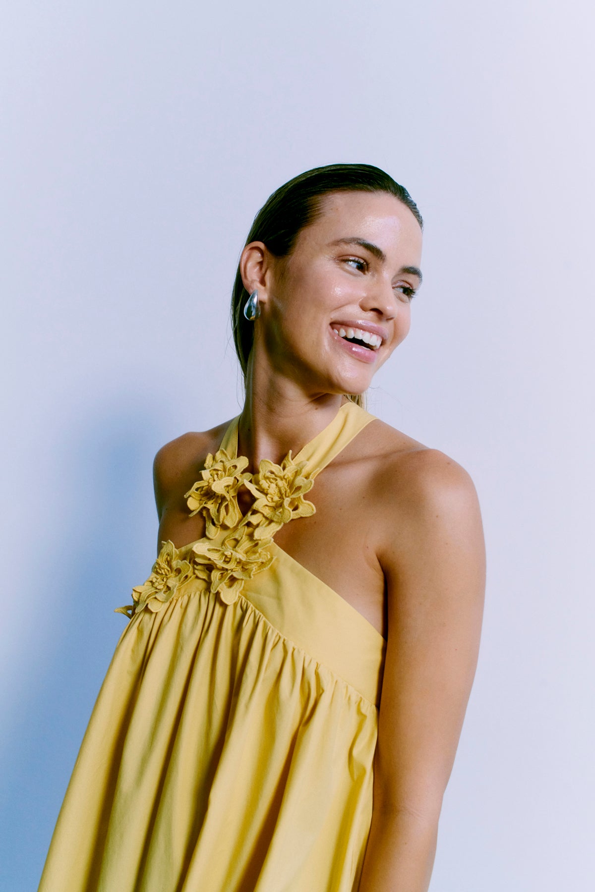 CMVINCA – KLEID MIT AUFGENÄHTEN BLUMEN IN GELB