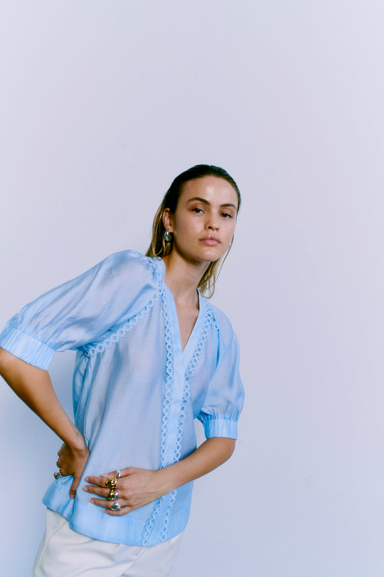 CMMOLLY – HEMD MIT CUT-AND-SEW-SPITZE IN BLAU